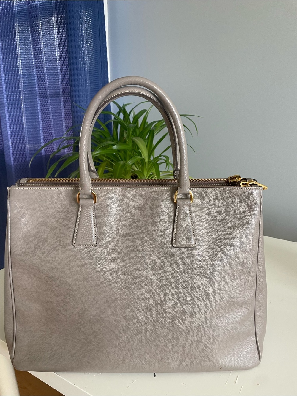 Authentic Prada Galleria Saffiano Leather Tote in grey gold hardware - Picture 5 of 8